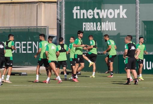 Kike Hermoso, junto a varios componentes de la plantilla del Betis, en el entrenamiento de ayer