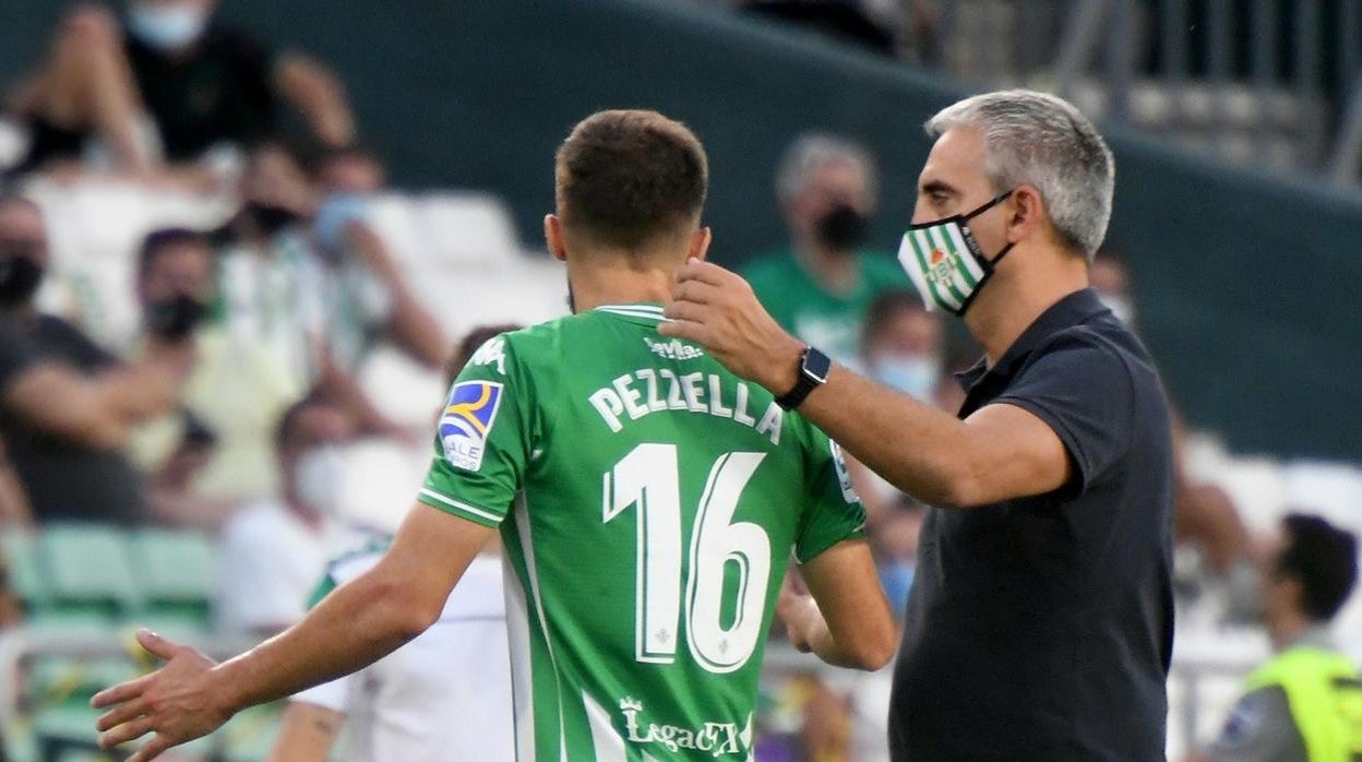 Pezzella, junto al delegado del Real Betis, Víctor Antequera, en el partido del pasado domingo