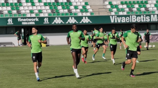 Bartra y Bellerín se ejercitan con el grupo en la previa del Osasuna - Betis