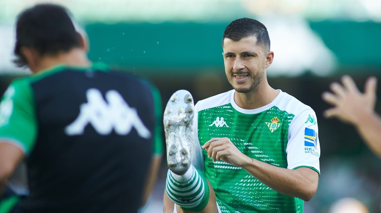 Guido Rodríguez, durante el calentamiento del Betis - Espanyol