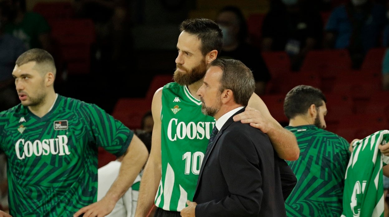 Pablo Almazán, atento a las instrucciones de Joan Plaza en el choque entre el Coosur Betis y el MoraBanc Andorra