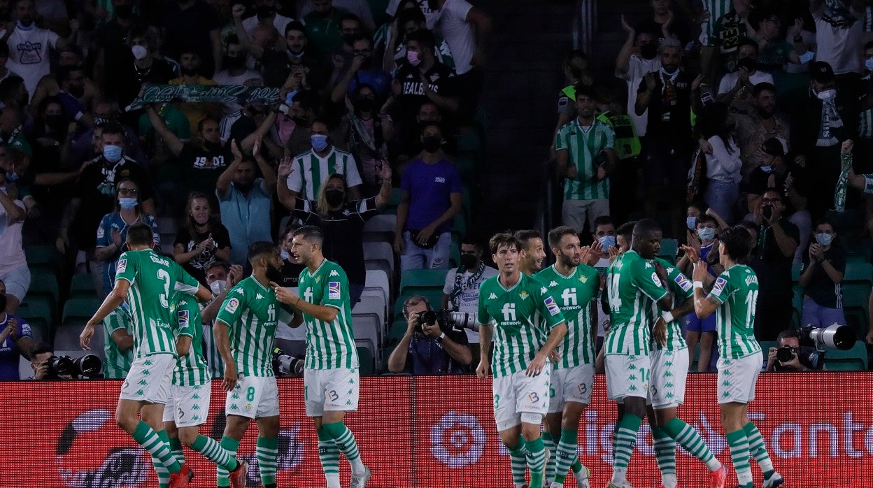 Los jugadores del Betis celebran uno de los goles de Willian José