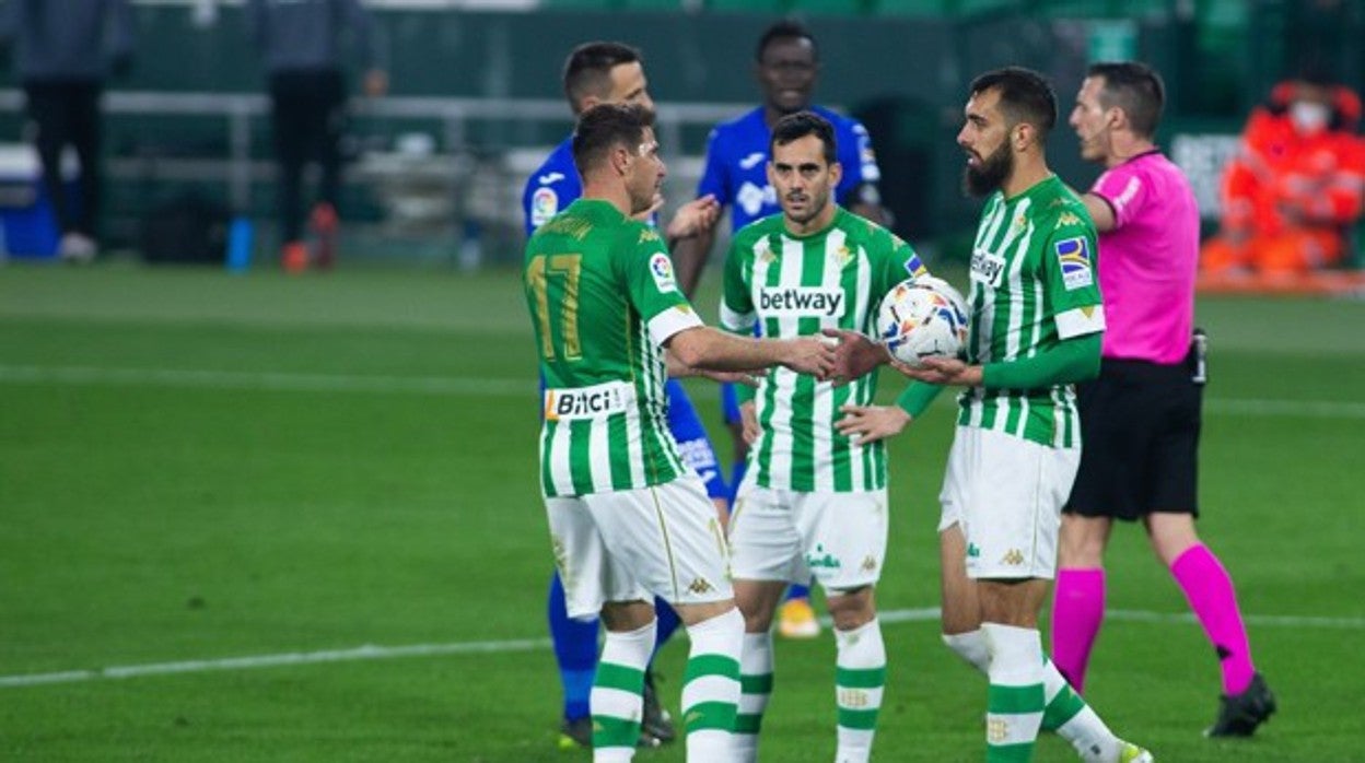JOAQUÍN, JUANMI Y BORJA IGLESIAS, DURANTE EL BETIS-GETAFE DE LA PASADA TEMPORADA