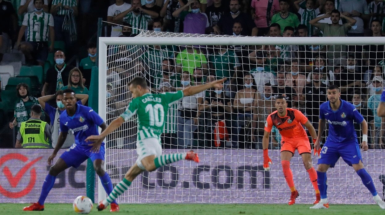 Canales busca el remate durante el encuentro entre el Real Betis y el Getafe