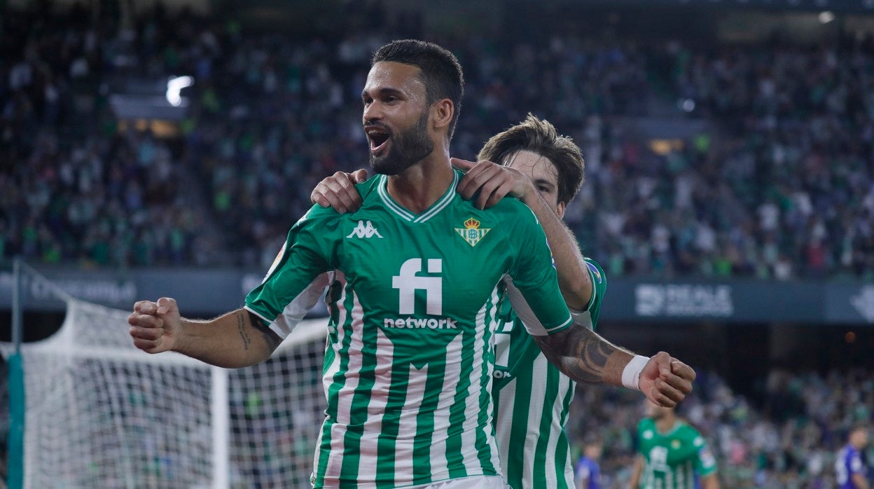 Willian josé celebra el 2-0 con Miranda durante el Betis - Getafe