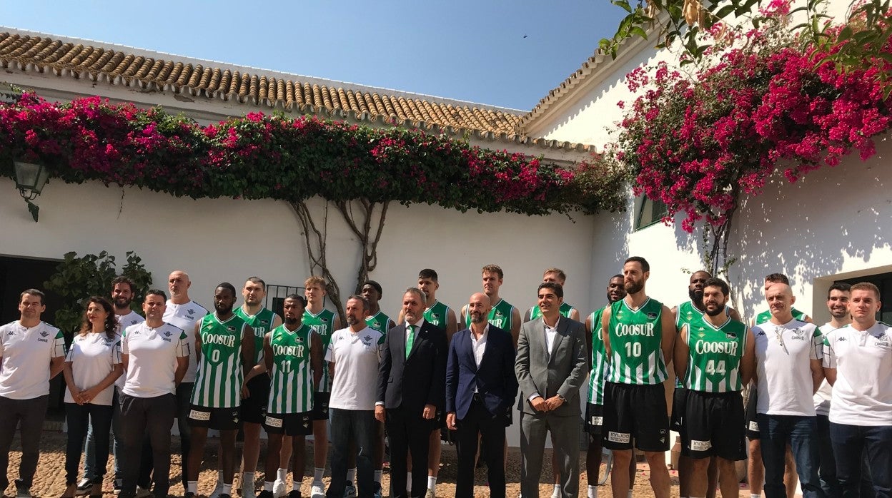 Foto de familia del Coosur Betis en la Hacienda Guzmán