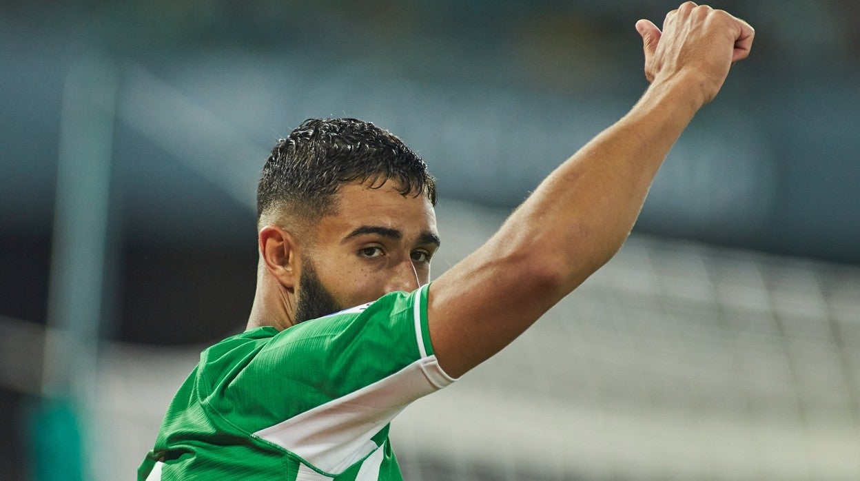 Fekir levanta el pulgar en un partido como verdiblanco