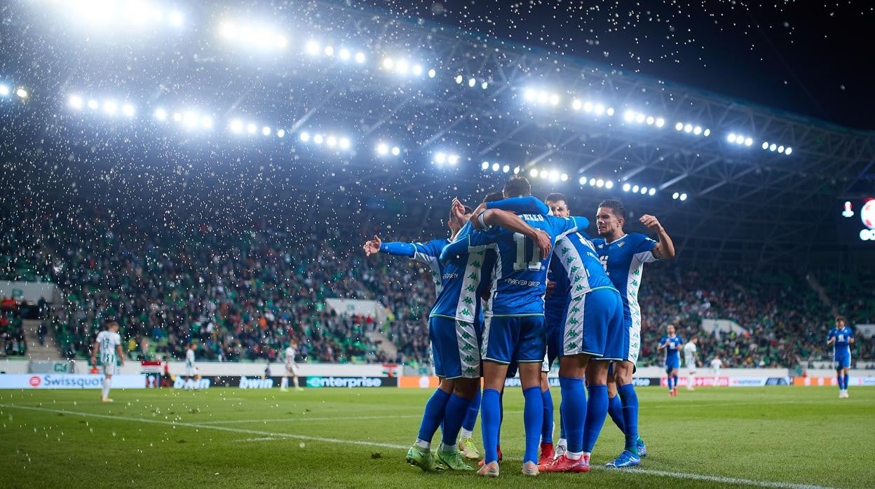 Los jugadores del Betis celebran el 1-3, obra de Tello, ante el Ferencvaros