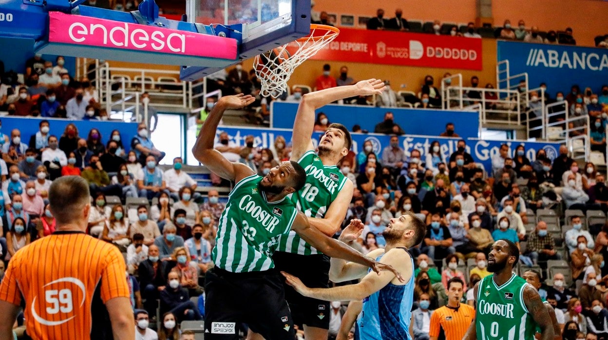 Brown y Todorovic, en un lance del partido entre el Río Breogán y el Coosur Betis