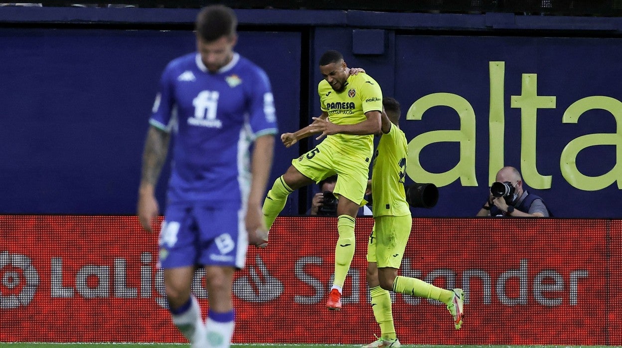 Danjuma celebra uno de los goles que le marcó al Betis, ante la desolación de Aitor Ruibal en primer término