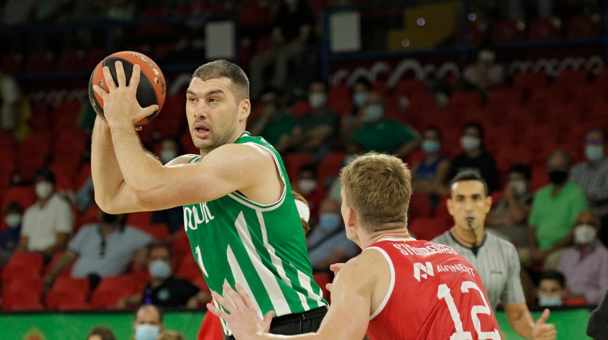 Beqa Burjanadze, en un lance del choque entre el Coosur Betis y el BAXI Manresa