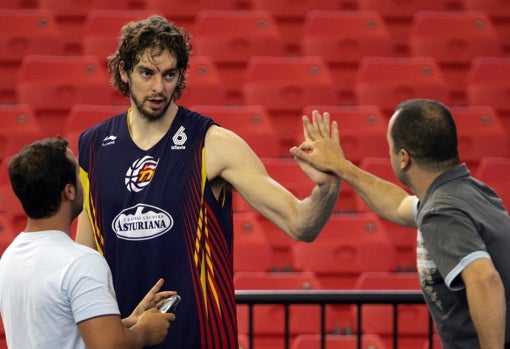 Pau Gasol, en el pabellón San Pablo tras un entrenamiento de la selección española con motivo del Eurobasket de 2007