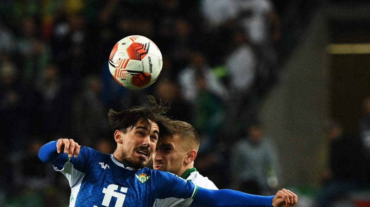 Rodri disputa un balón con Civic en el Ferencvaros-Betis jugado el pasado jueves