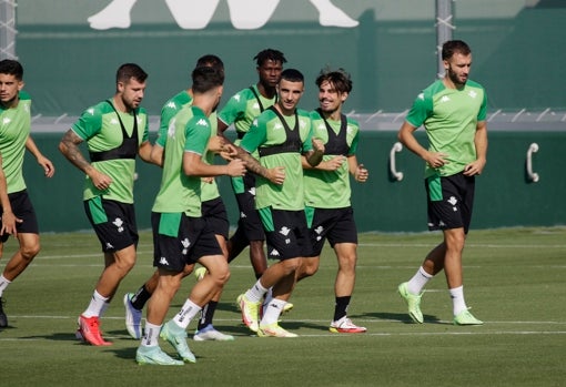 Rodri, junto a varios compañeros, durante un entrenamiento del Betis en la ciudad deportiva