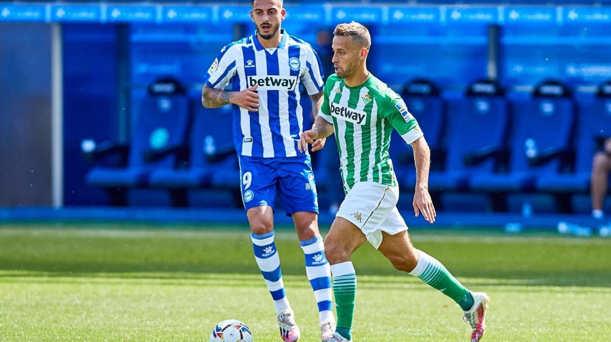 Fekir, perseguido por varios jugadores del Alavés en el choque liguero de la pasada temporada en Mendizorroza