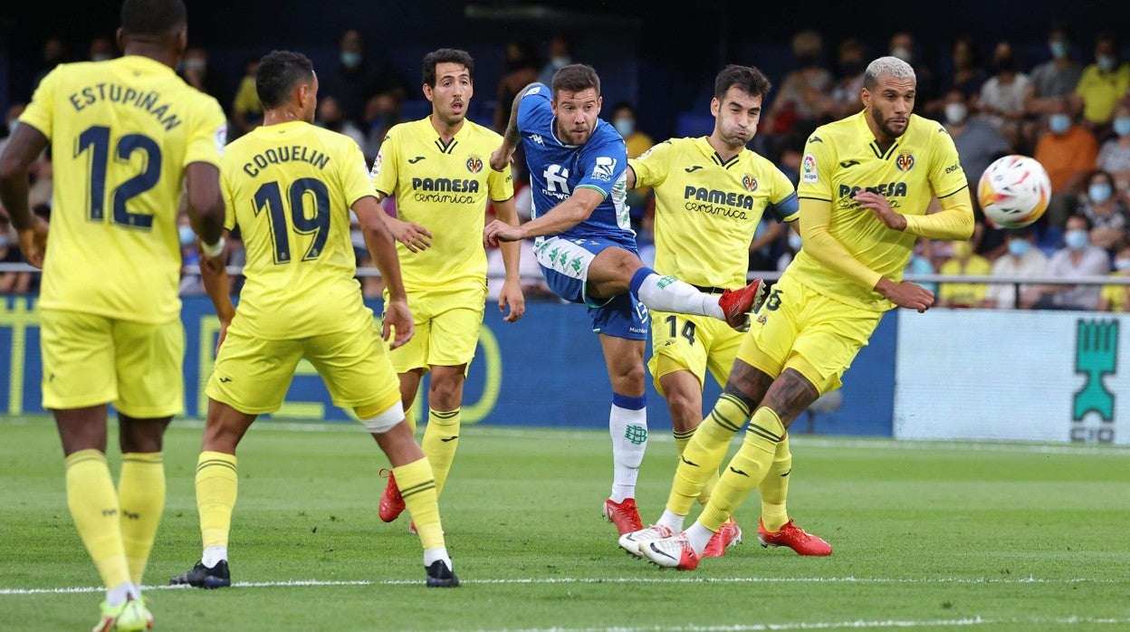 Ruibal dispara entre una nube de jugadores del Villarreal