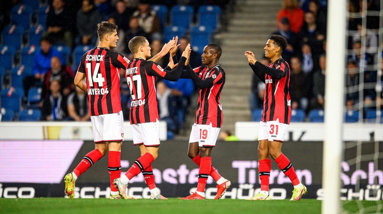 Los jugadores del Bayer Leverkusen celebran uno de los tantos ante el Arminia en la Bundesliga