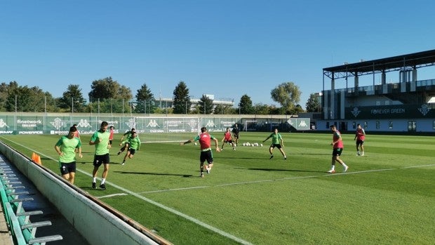 Intensidad en el primer entrenamiento del Betis de cara al partido contra el Atlético de Madrid