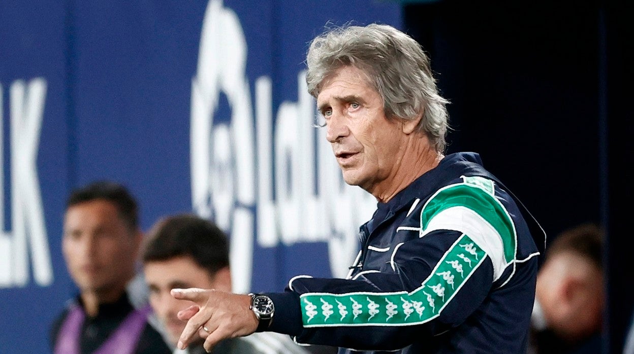 Pellegrini, durante el Osasuna-Betis de LaLiga 21-22