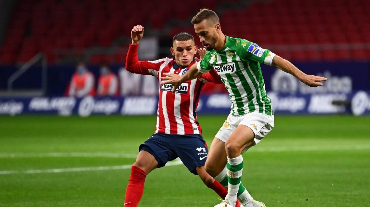 Canales trata de superar a Torreira en el Atlético - Betis de la pasada temporada
