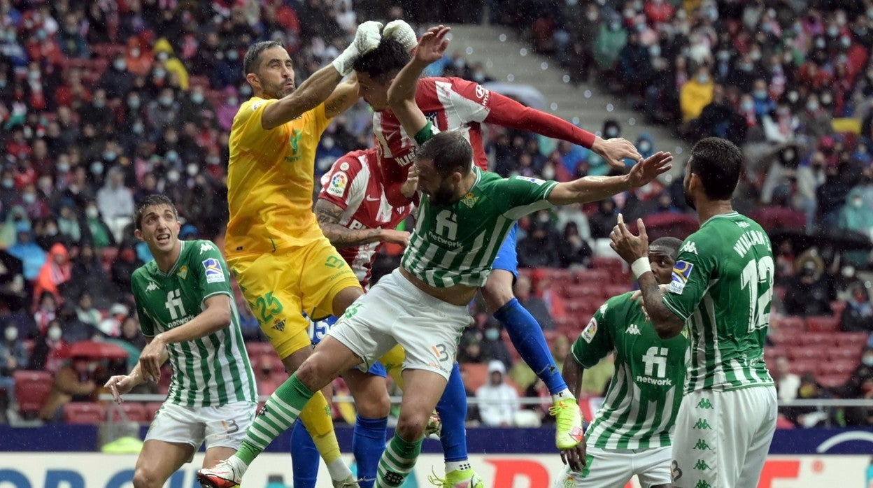 Bravo salta en un balón aéreo durante el Atlético de Madrid - Betis