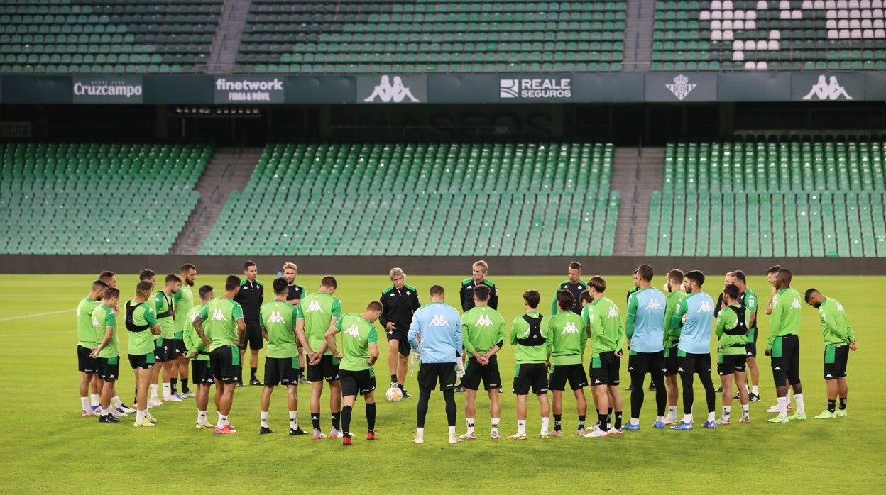 Reunión de los jugadores del Betis escuchando a Pellegrini antes de comenzar un entrenamiento