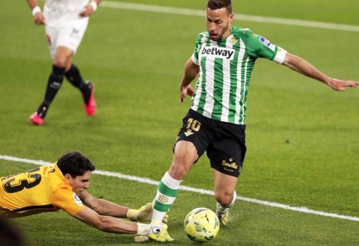 Bono agarra el pie de Canales en el último Sevilla - Betis pitado por Mateu Lahoz