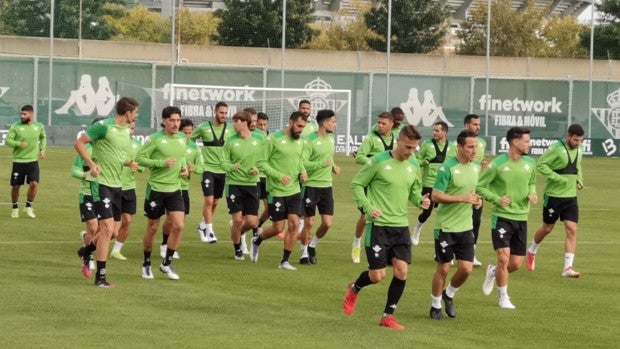 Bellerín vuelve con el grupo pensando en Leverkusen