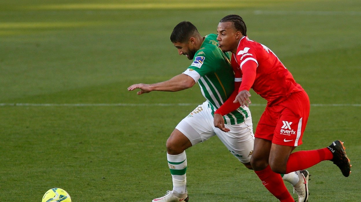 Fekir, defendido por Koundé en el Betis - Sevilla de la pasada temporada