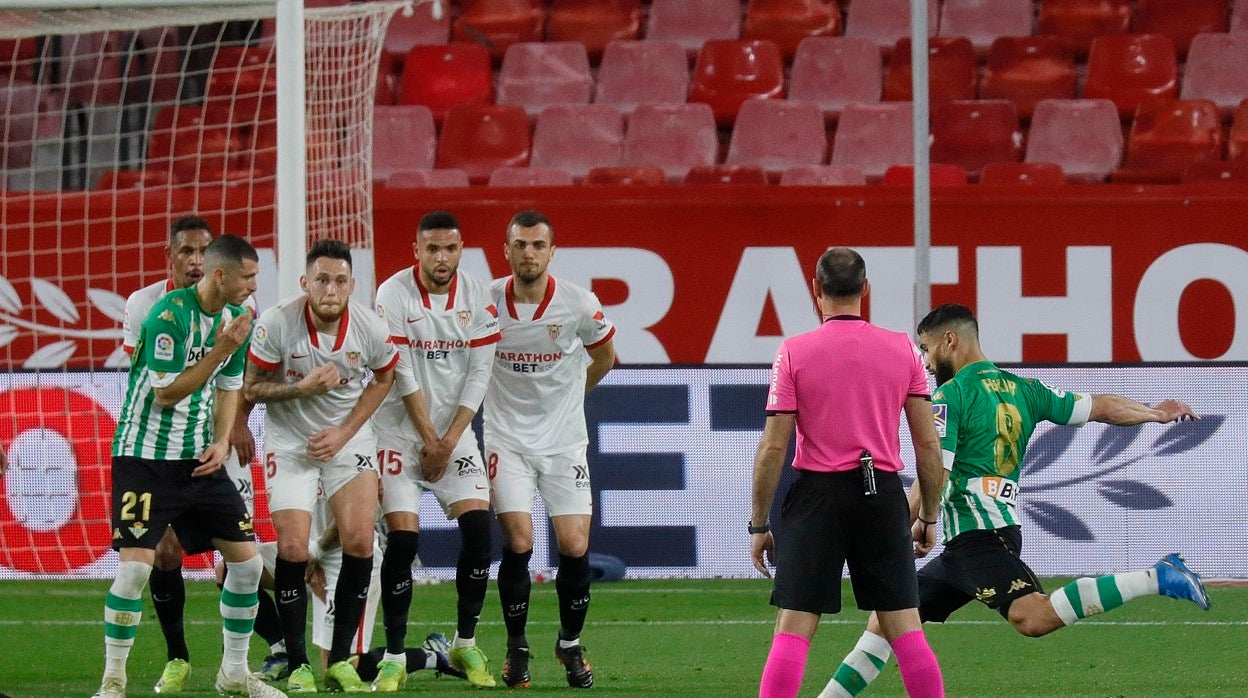 Fekir lanza una falta ante la atenta mirada de Mateu Lahoz en un derbi