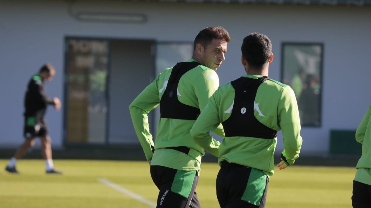 Joaquín dialoga con Juanmi durante el entrenamiento del Real Betis