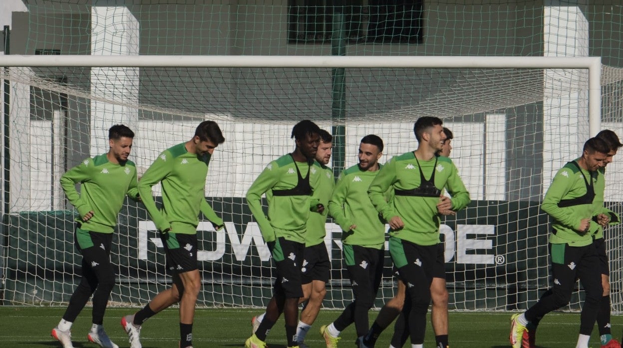 Varios jugadores del Betis, en el inicio del entrenamiento de esta mañana