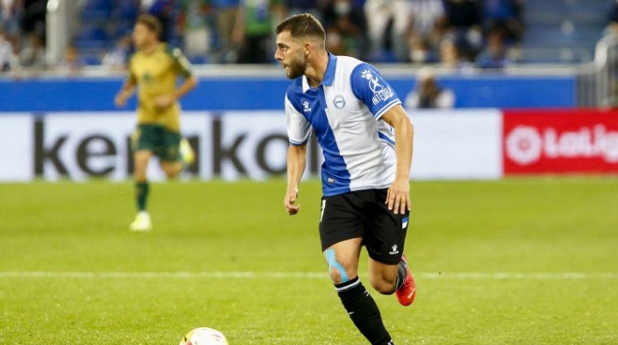 Luis Rioja conduce un balón durante el Alavés - Betis de la presente temporada