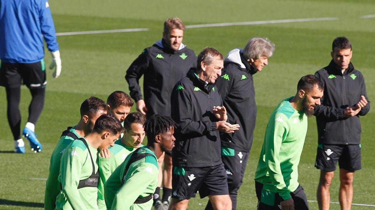 Rubén Cousillas, segundo de Pellegrini, en el entrenamiento previo al Betis - Ferencvaros