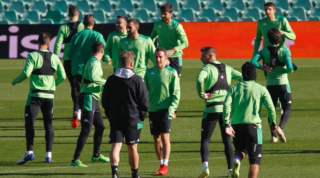 Los jugadores del Betis entrenando en el césped del Benito Villamarín