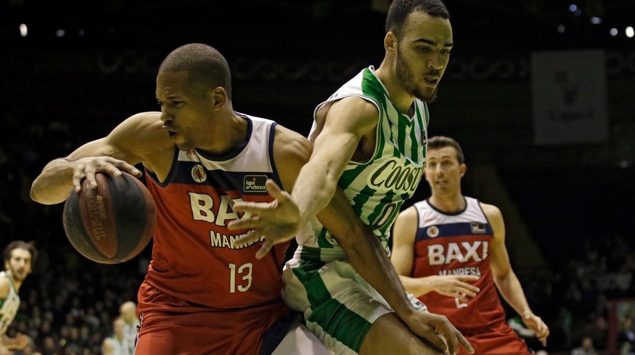 Eulis Baéz se lleva una pelota en su duelo con el entonces verdiblanco Enechionyia