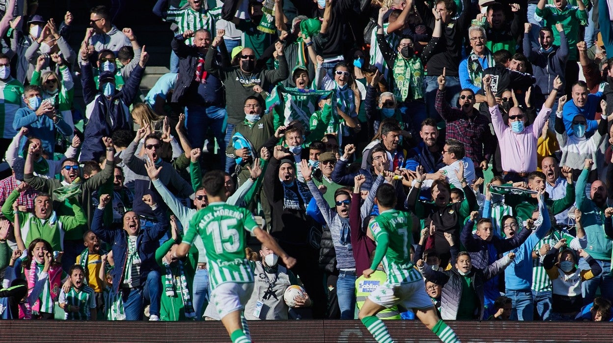 Juanmi celebra uno de sus goles ante la grada del Villamarín en el Betis - Levante