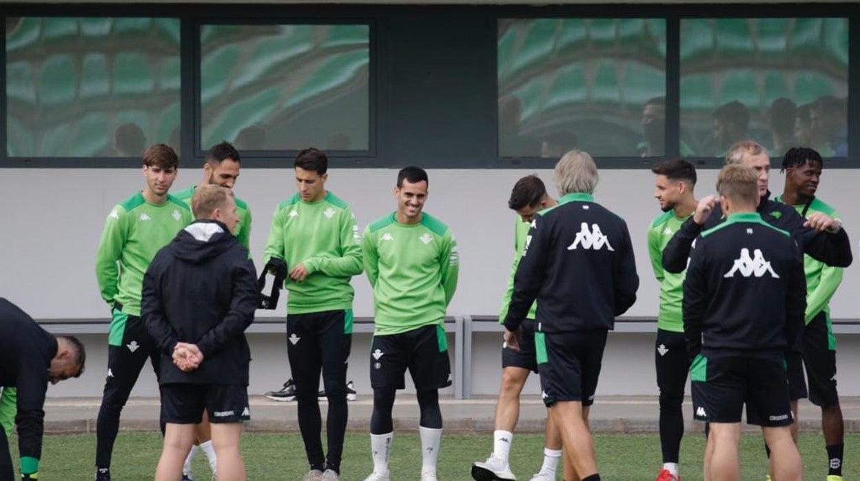 Pellgrini, de espaldas, durante una charla previa a un entrenamiento