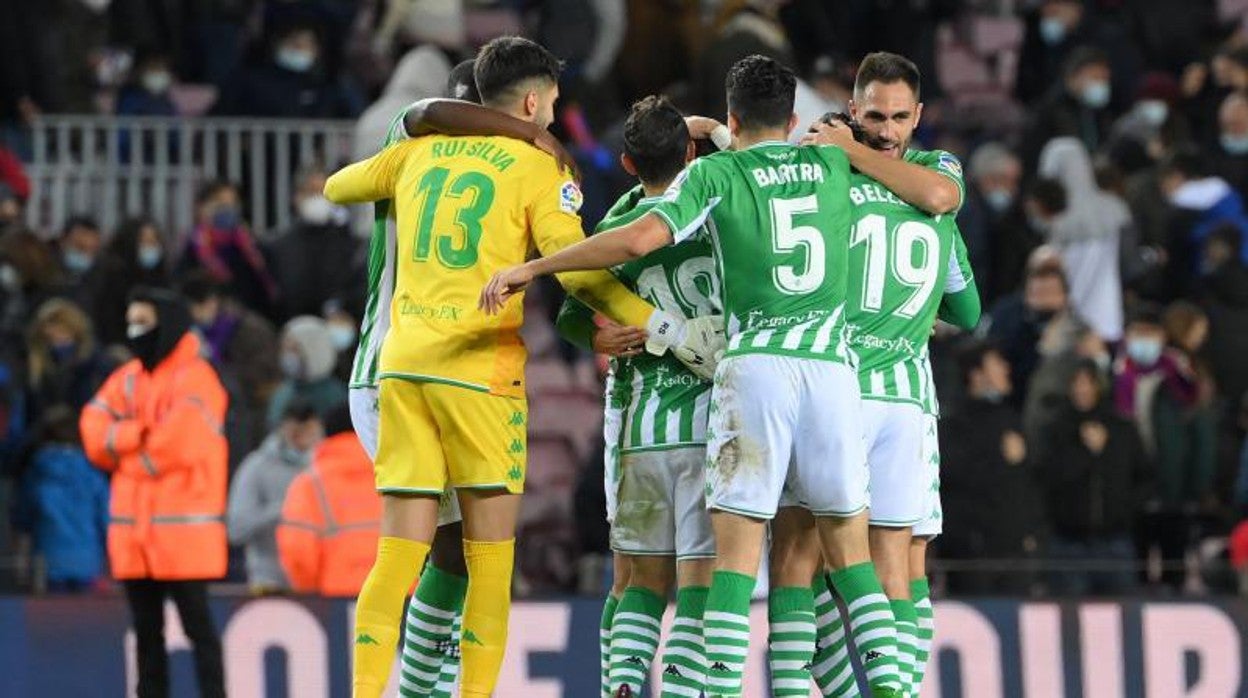 Los jugadores del Real Betis celebran la victoria en el Camp Nou gracias al gol de Juanmi