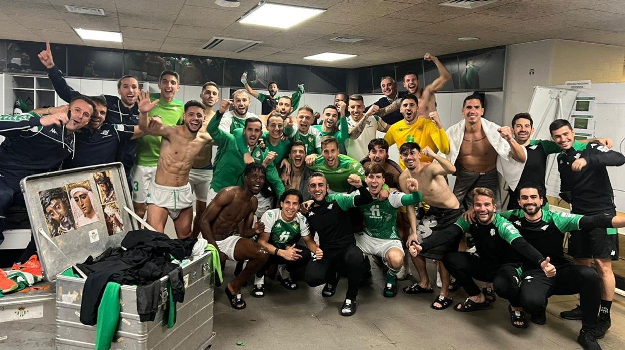 Los futbolistas del Betis celebraron el en vestuario del Camp Nou el importantísimo triunfo ante el Barcelona