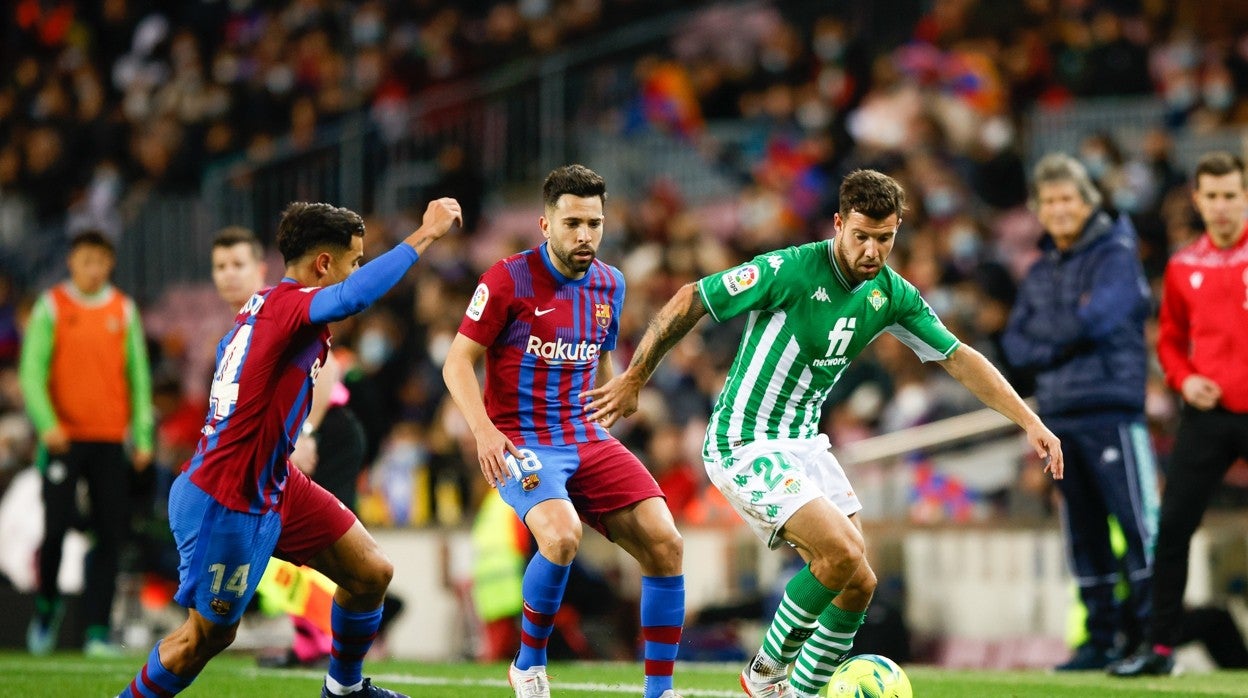 Aitor conduce el balón ante Coutinho y Jordi Alba