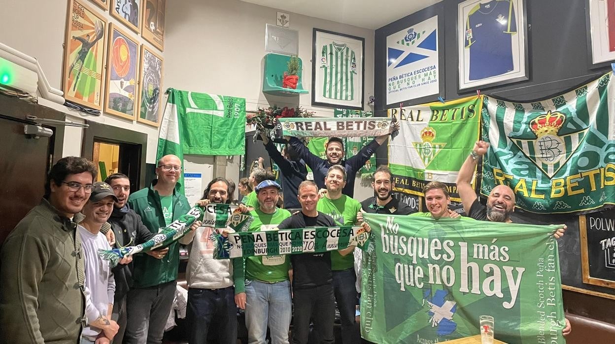 Integrantes de la Peña Bética 'No busques más que no hay' de Escocia, en su rincón bético del pub Polwarth Tavern de Edimburgo