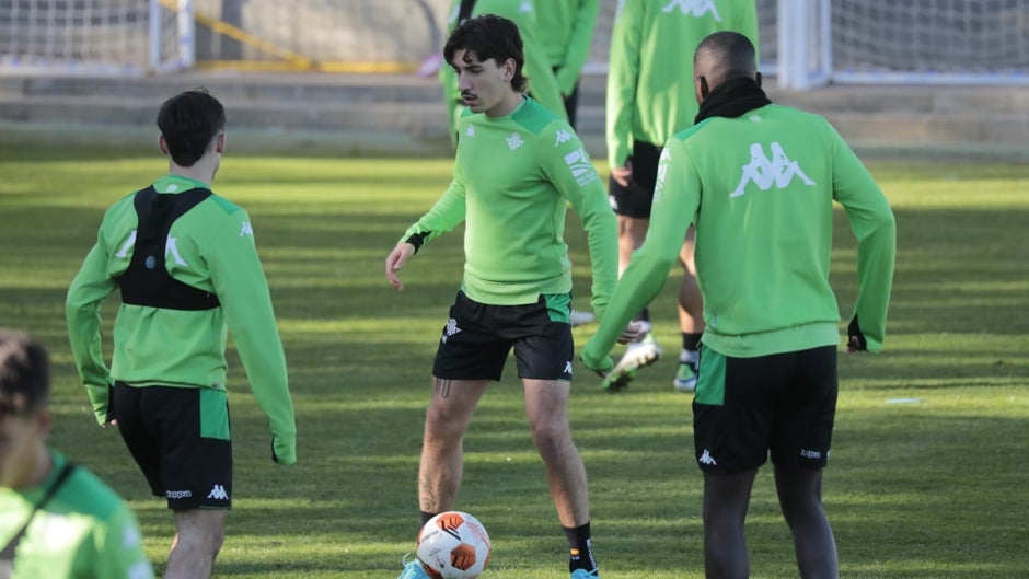 Bellerín, Rodri y Fekir, novedades en la convocatoria del Betis ante la Real Sociedad
