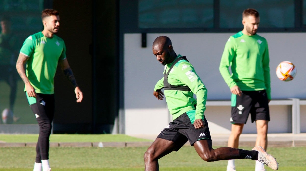 Sabaly efectúa un lanzamiento esta mañana en la ciudad deportiva