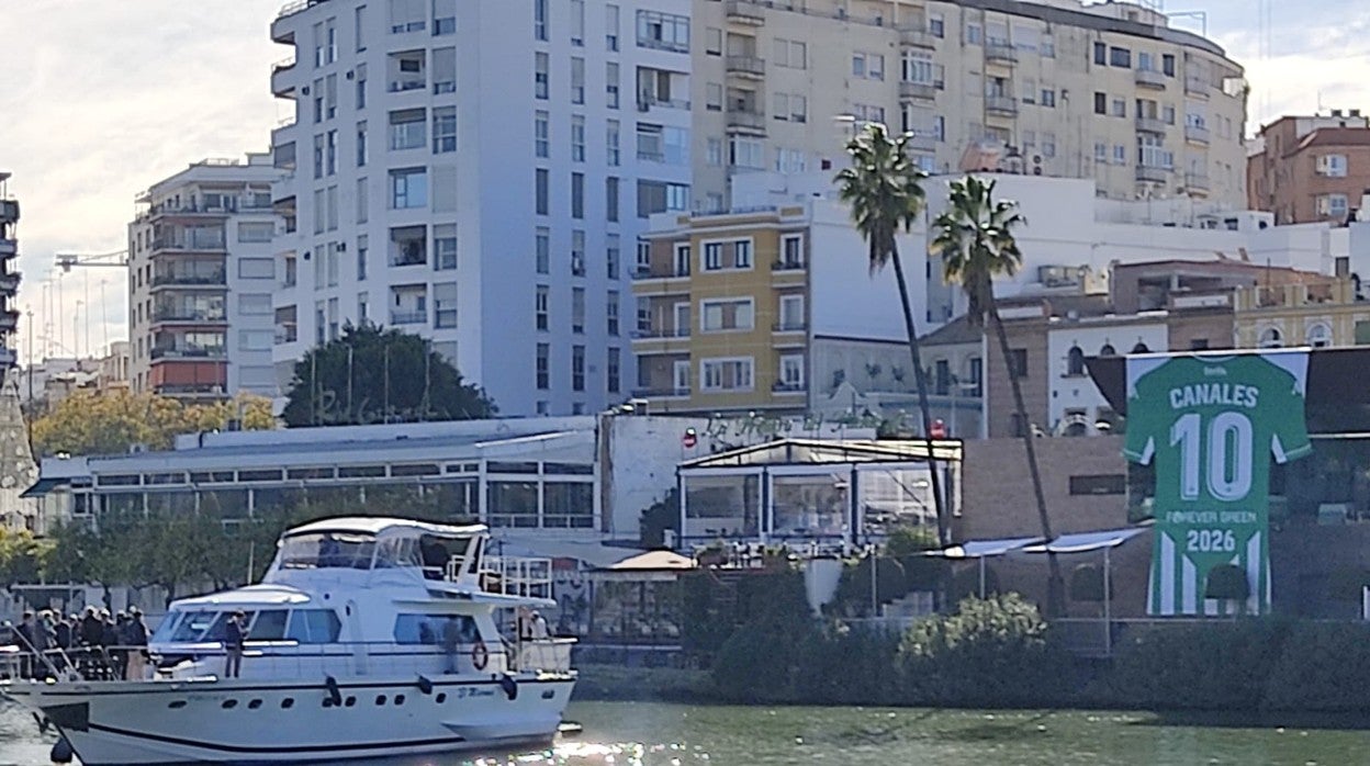 Desde el Restaurante Abades en la Calle Betis se desplegó la camiseta del 10 de Canales, que el futbolista, junto a su mujer y sus hijos vio desde un barco
