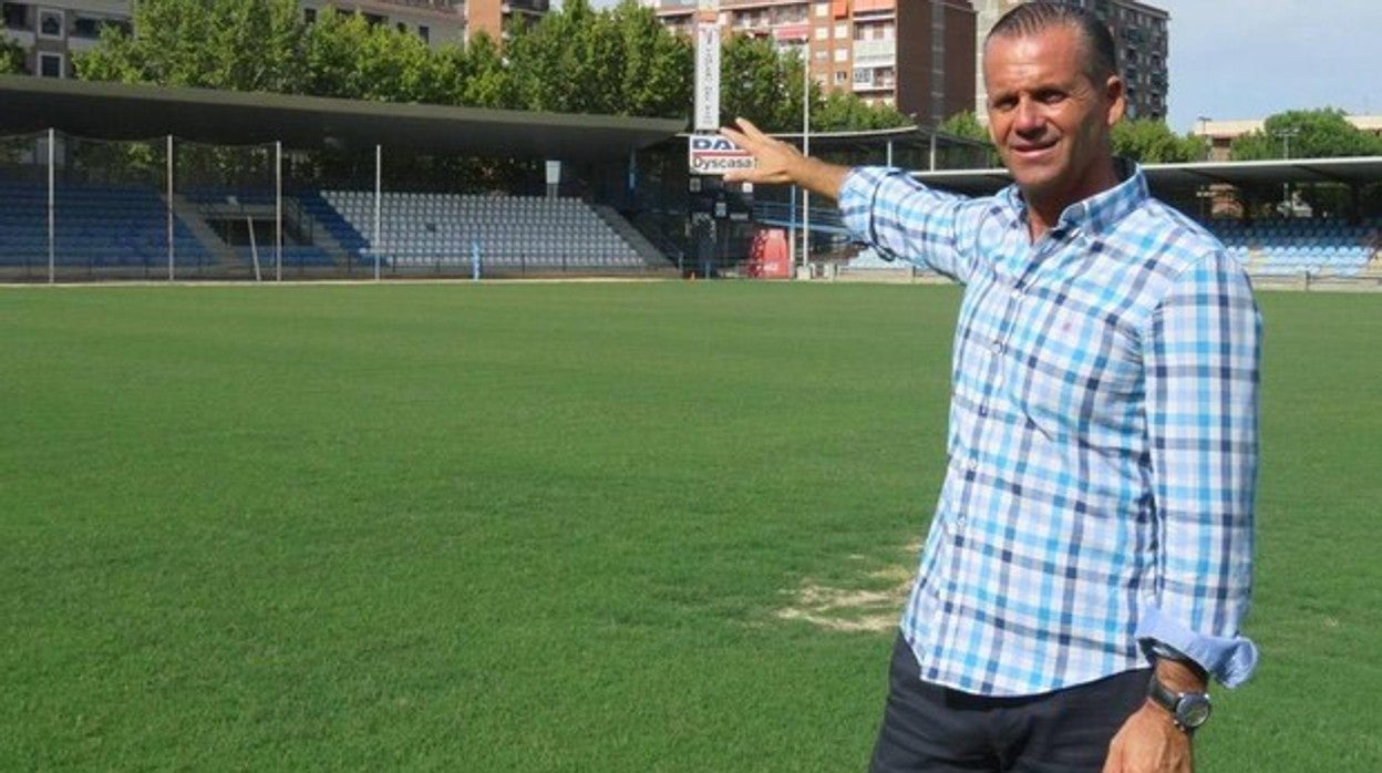 César Muñiz Fernández posa en el césped de El Prado, el estadio del CF Talavera el club donde ejerce como director general