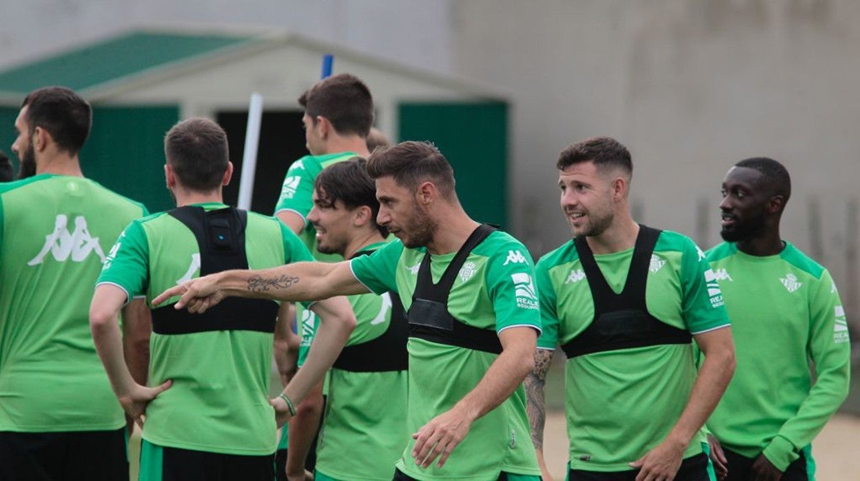 Joaquín, Aitor y Sabaly, durante el entrenamiento del Betis