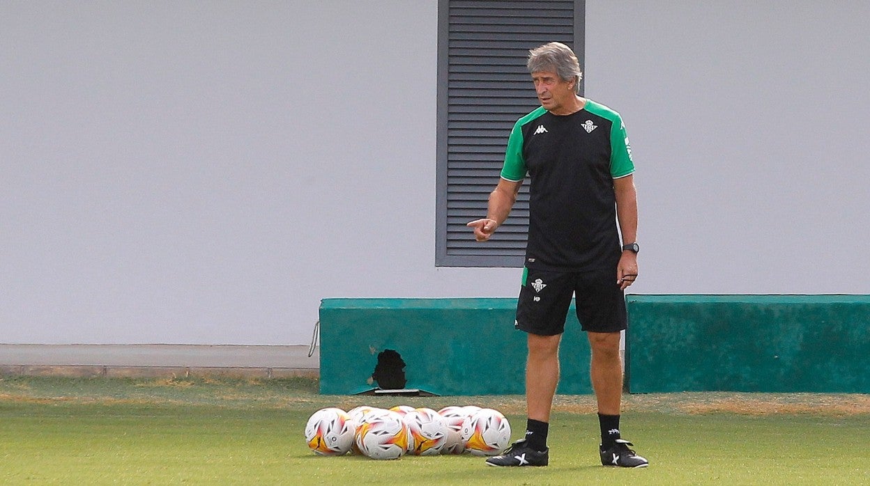 Manuel Pellegrini durante un entrenamiento del Real Betis esta temporada