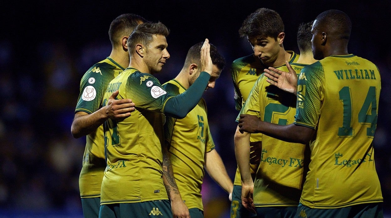 Los jugadores del Real Betis celebran el tanto de Joaquín ante el CF Talavera