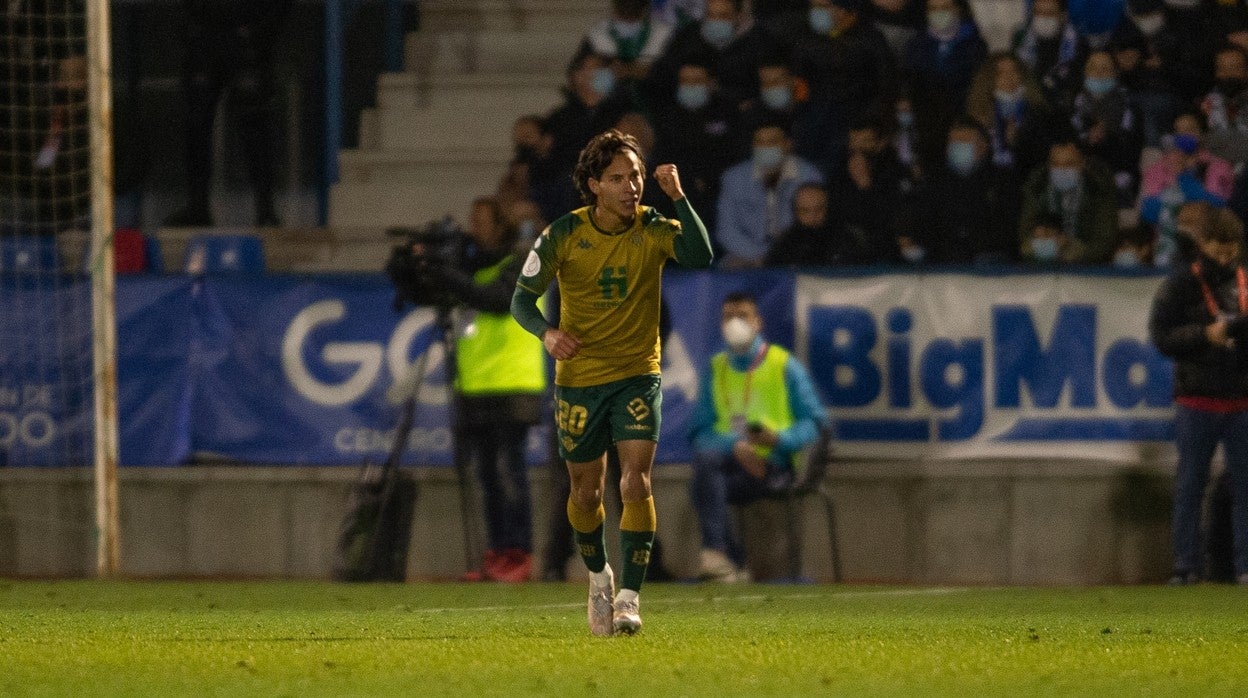 Diego Lainez celebra su gol que supuso el 2-3 en el Talavera - Betis